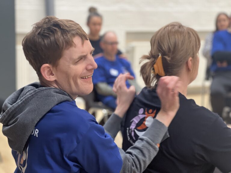 ParaLeg & Idræt-aktiviteter kan både få pulsen i vejret og give ro. En omgang massage styrker kropsbevidstheden og nærværet. Foto: ParaLeg, Idræt & Fællesskaber.