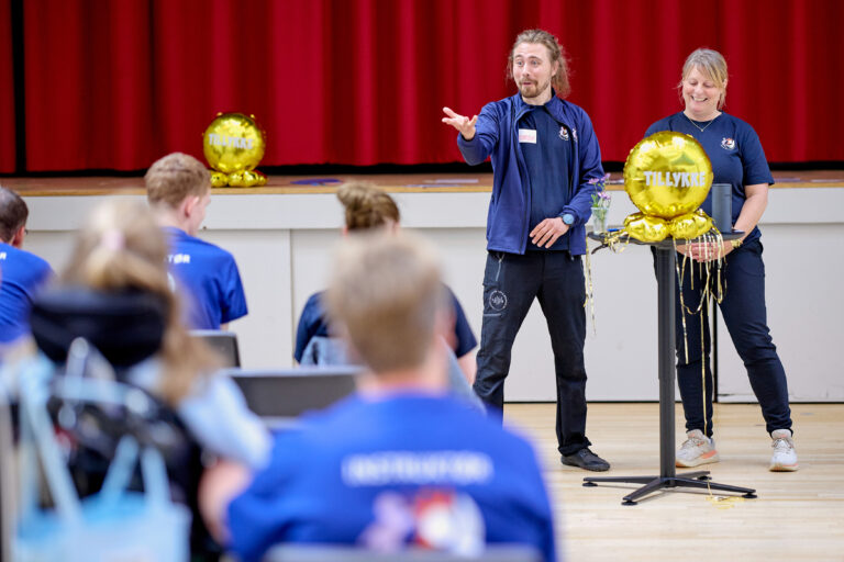 Projektkoordinator og underviser Thorleif Høj Nissen fra ParaLeg, Idræt & Fællesskaber og underviser Dorthe Ahrenkiel fra Parasport Danmark fejrer en flok nyuddannede ParaLeg & Idræt-instruktører, som har lært at sætte gang i sjove aktiviteter. Foto: Mikkel Berg Pedersen